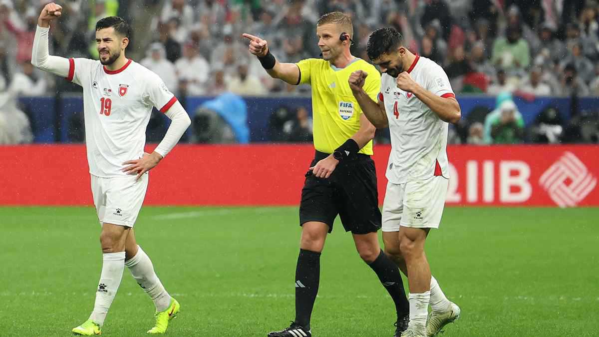 لقطة طريفة من حكم المباراة ..  الروسان: "والله ما فيها"  ..  والحكم السويدي يرد: والله فيها