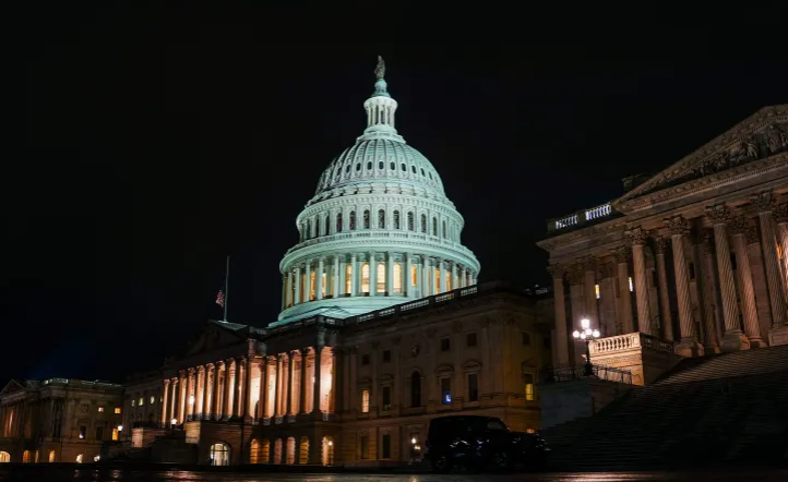 "الشيوخ الأميركي" يقر تشريعا لإنهاء أطول إغلاق حكومي