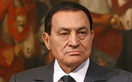 حسني مبارك زار مصابي قطار البدرشين على كرسي متحرك