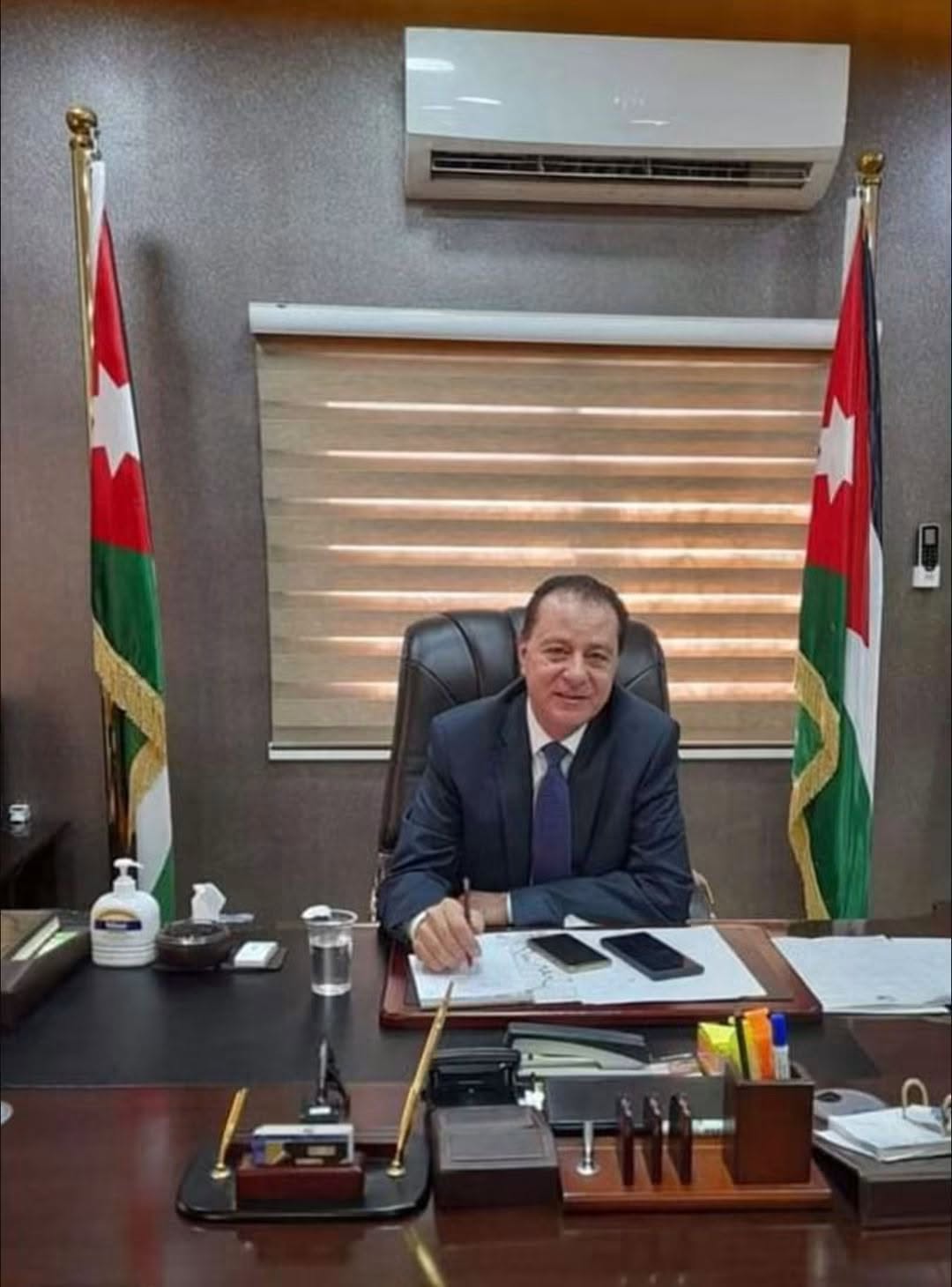 أبناء الشيخ غازي أبو تايه يهنئون أبو تايه بالثقة الملكية بتعيينه محافظا