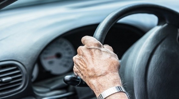 طريقة قيادة السيارة مؤشر مبكر على الإصابة بالخرف