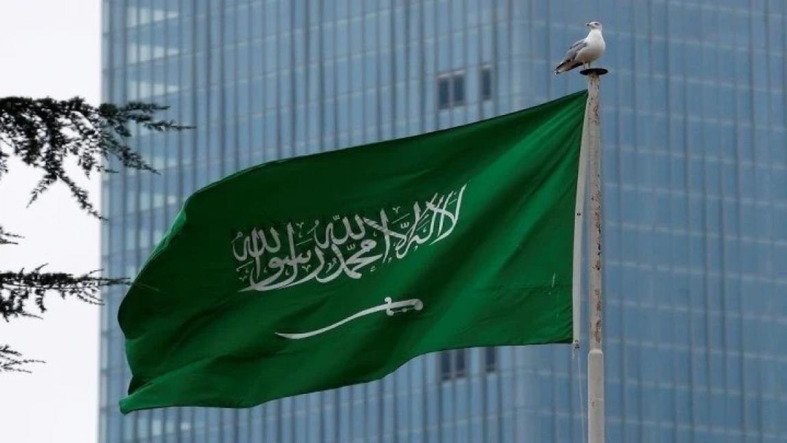 إصابة سعودي وأضرار مادية جراء سقوط شظايا صاروخين في الرياض