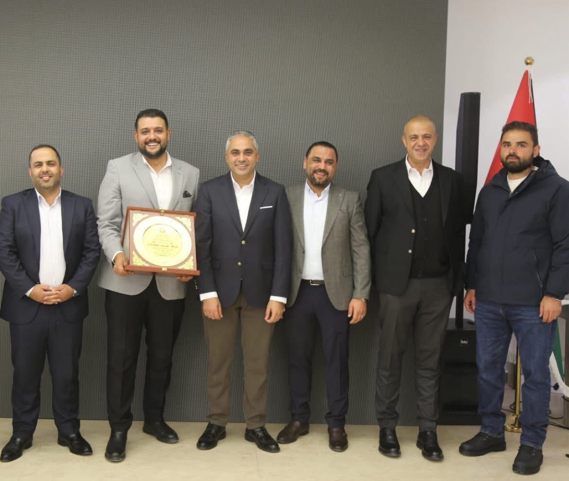 وزير الأشغال العامة والإسكان يكرّم مديرية إدارة الطرق والمقاول المنفذ لطريق الموقر–الحرانة–الأزرق