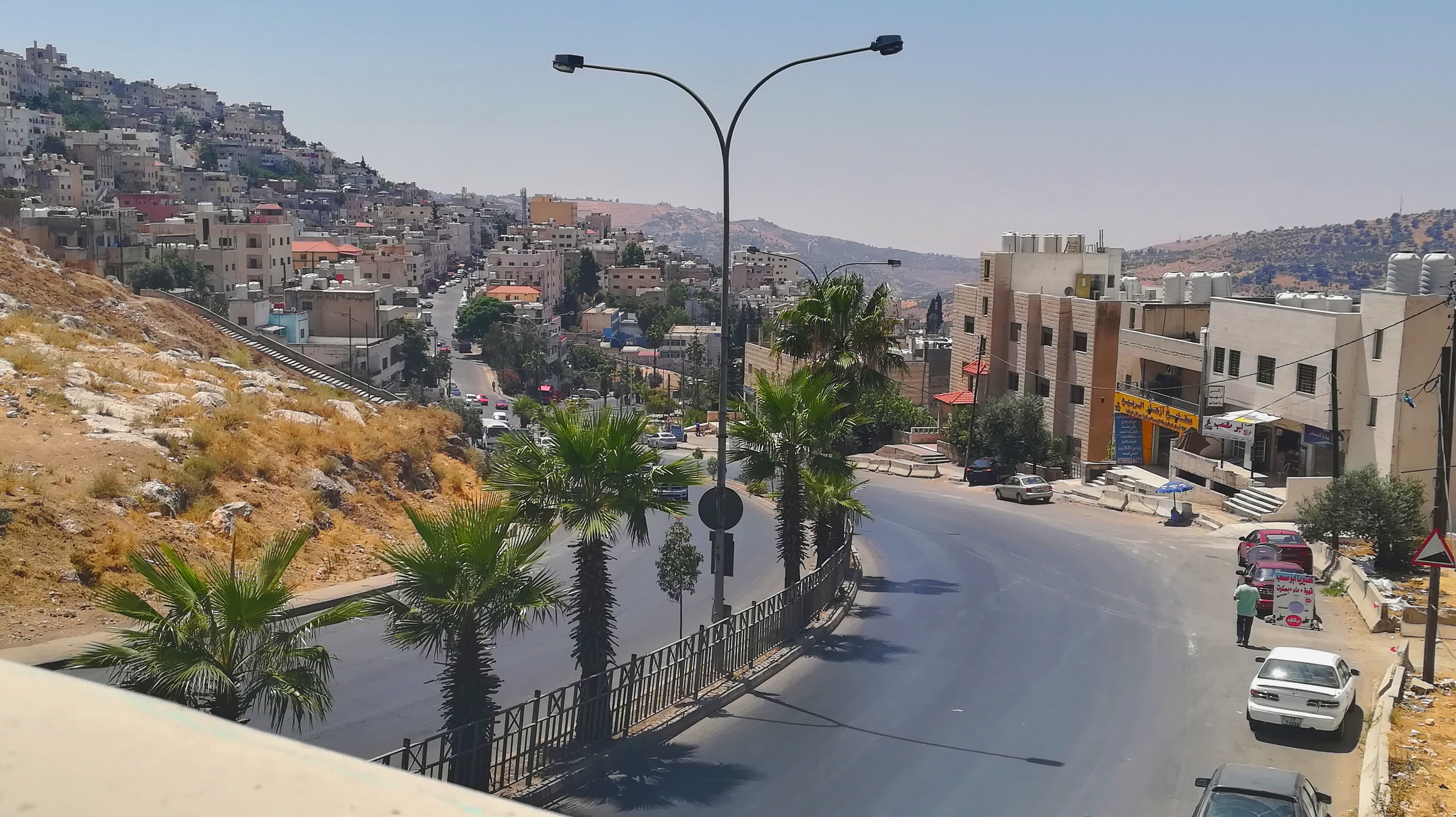 سكان البيادر/أبو السوس يطالبون بتوسعة شارع خطير أمام مسجد حسين الخواجا