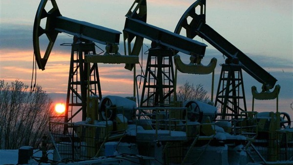 النفط يهبط بعد تقرير يتوقع زيادة إنتاج أوبك