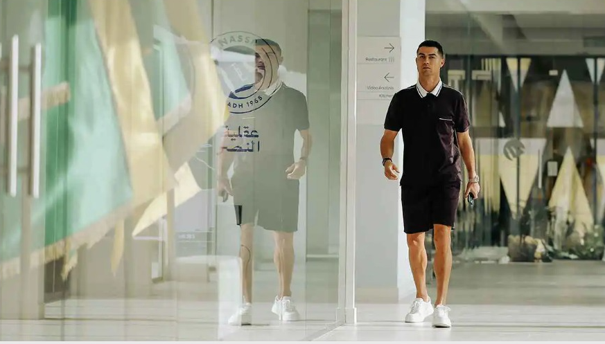 الأفضل ..  لاعب النجمة السعودي يفاجئ كريستيانو رونالدو (صورة) 