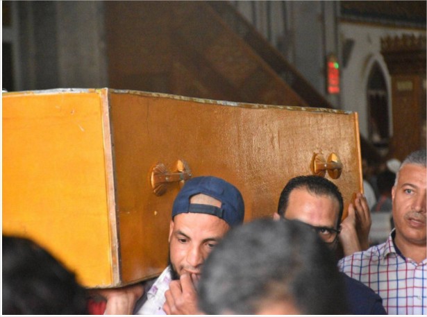 بالصور  ..  رامي صبري يحمل جثمان والد شيرين ..  ووالدتها تنهار بجنازته‎