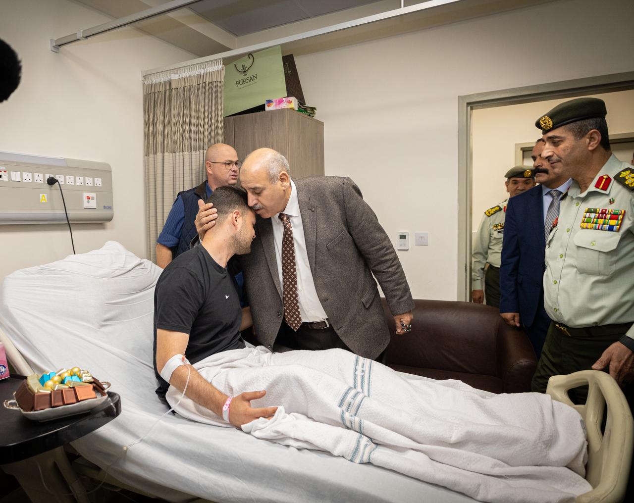 القاضي يزور مصابي المداهمة الأمنية في الرمثا 