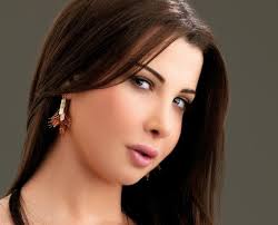 فضيحة ..  نانسي عجرم تتلقن تعليقاتها على متسابقي Arab Idol من موسيقي مجهول
