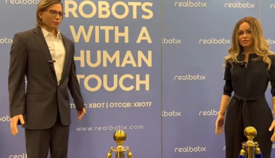  روبوتان بشريان يتبادلان حديثًا بشكل مستقل لمدة ساعتين لأول مرة