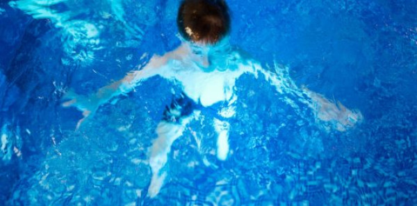 وفاة طفل غرقًا في مسبح بطولكرم