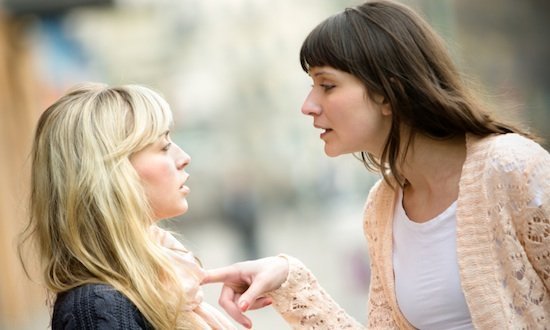 صديقتي تغار مني وتظهر عكس ما تخفي  ..  كيف أتصرف ؟