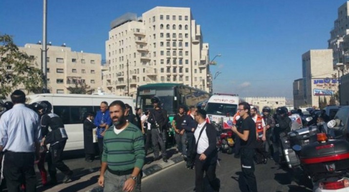 بالفيديو والصور  ..  اصابة اسرائيلية في عملية طعن بحافلة بالقدس