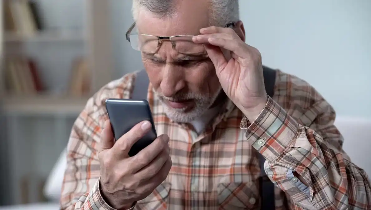 أيهما الأنسب لكبار السن  ..  آيفون أم أندرويد؟ 