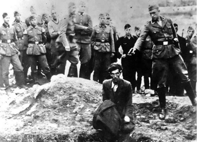 10 صور عن اللحظات الأكثر ألمًا وقسوة في تاريخ العالم
