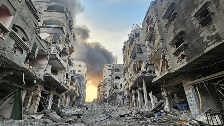 في اليوم الـ629 للعدوان ..  الاحتلال يواصل شن غارات عنيفة على غزة ويوقف المساعدات