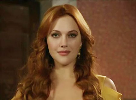 مريم أوزرلي تستمتع باللعب مع ابنتها.. شاهد