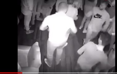 بالفيديو  ..  شاب ينهال بالضرب على شبان بسبب خطأ غير مقصود 