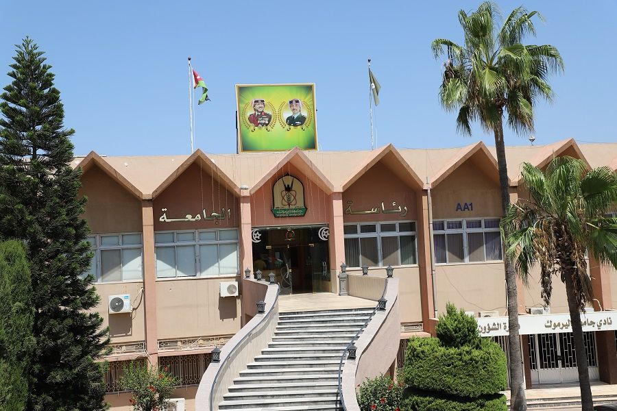اليرموك تحظر على الهيئة التدريسية الاعتراض على قرارات رئاسة الجامعة واستاذ جامعي يعلق:"مزقوا كتب الحريات" - وثيقة