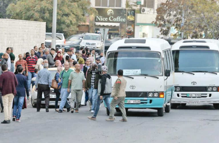 مصادر: الحكومة تبحث رفع السعة المقعدية لوسائط النقل العام الى 75%
