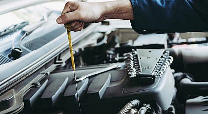 أسباب وعلامات نقص مستوى الزيت في محرك السيارة