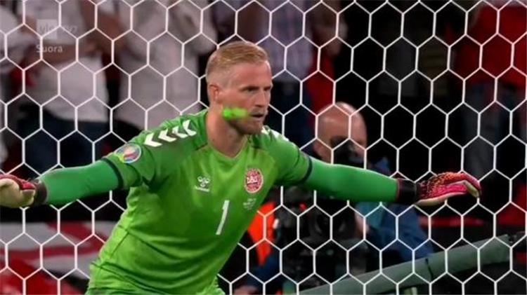 بسبب استخدام الليزر في وجه شمايكل ..  يويفا يوجه اتهامًا لـ منتخب إنجلترا