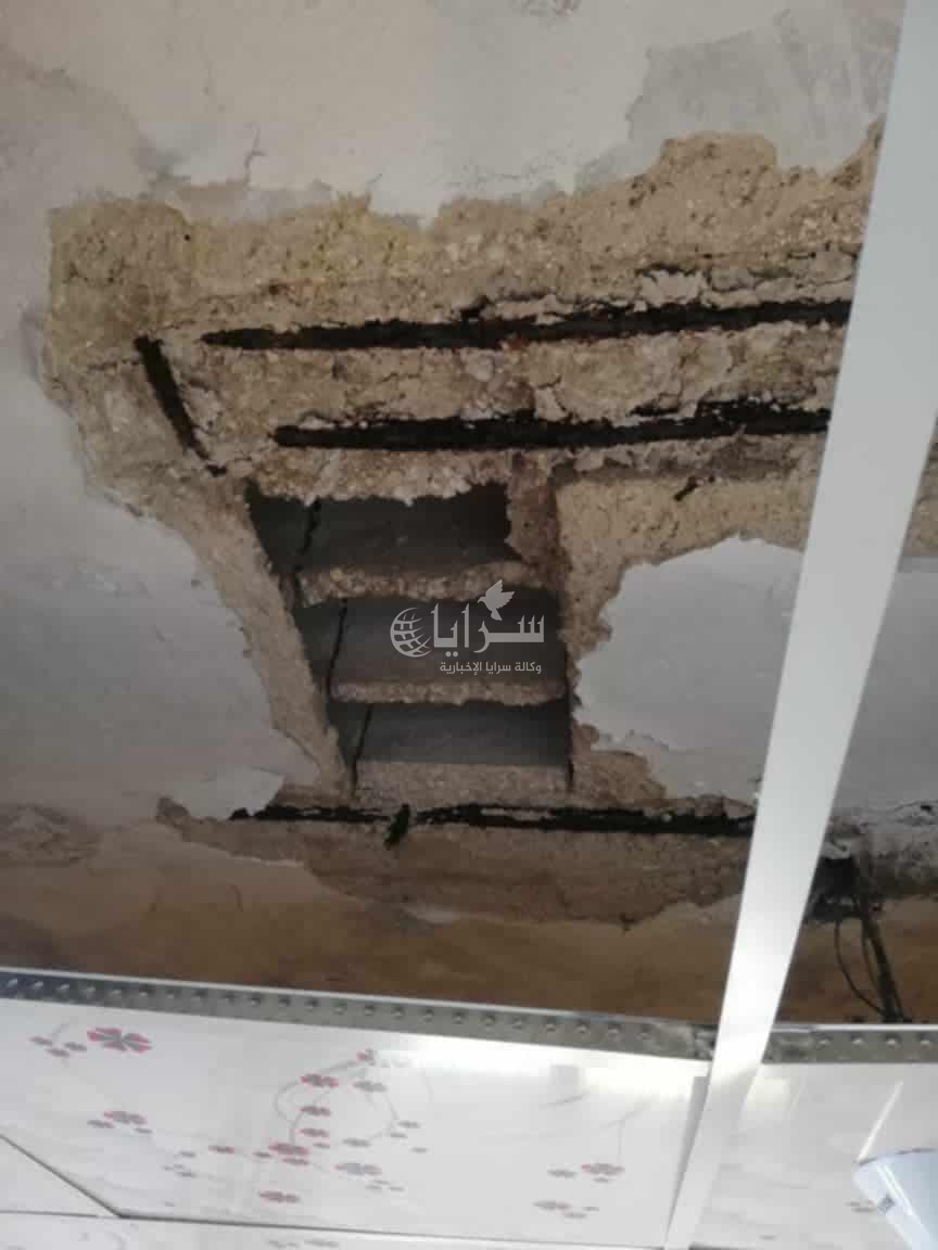 سقف يتساقط فوق رؤوسهم ..  سيدة في الكورة تناشد إنقاذ عائلتها قبل وقوع الكارثة!  ..  صور 