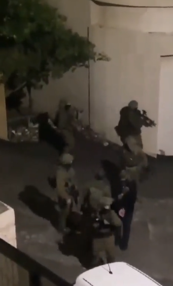 بالفيديو  ..  لحظة اعتقال قوات الاحتلال للأسير المحرر خزيمة غيث من منزله بالخليل