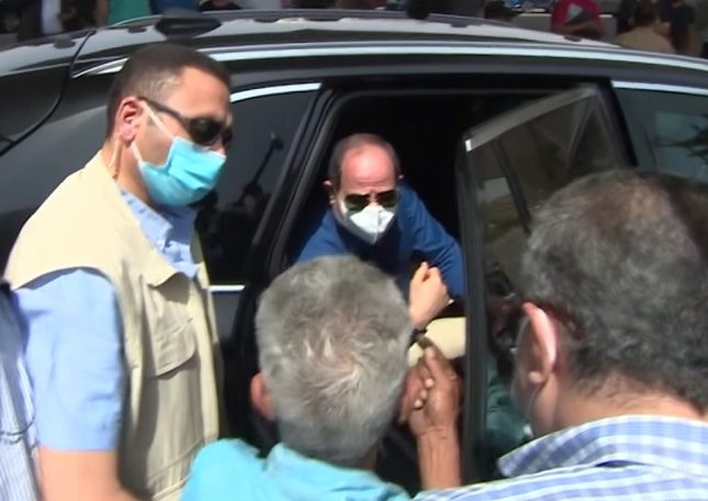 بالفيديو  .. مسن مصري يفاجئ السيسي “عاوز شقة والنبي”  ..  شاهد كيف رد الرئيس