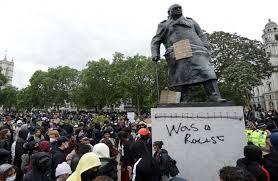 لندن: اقامة سياج حديدي حول تمثال تشرتشل لحمايته من التخريب