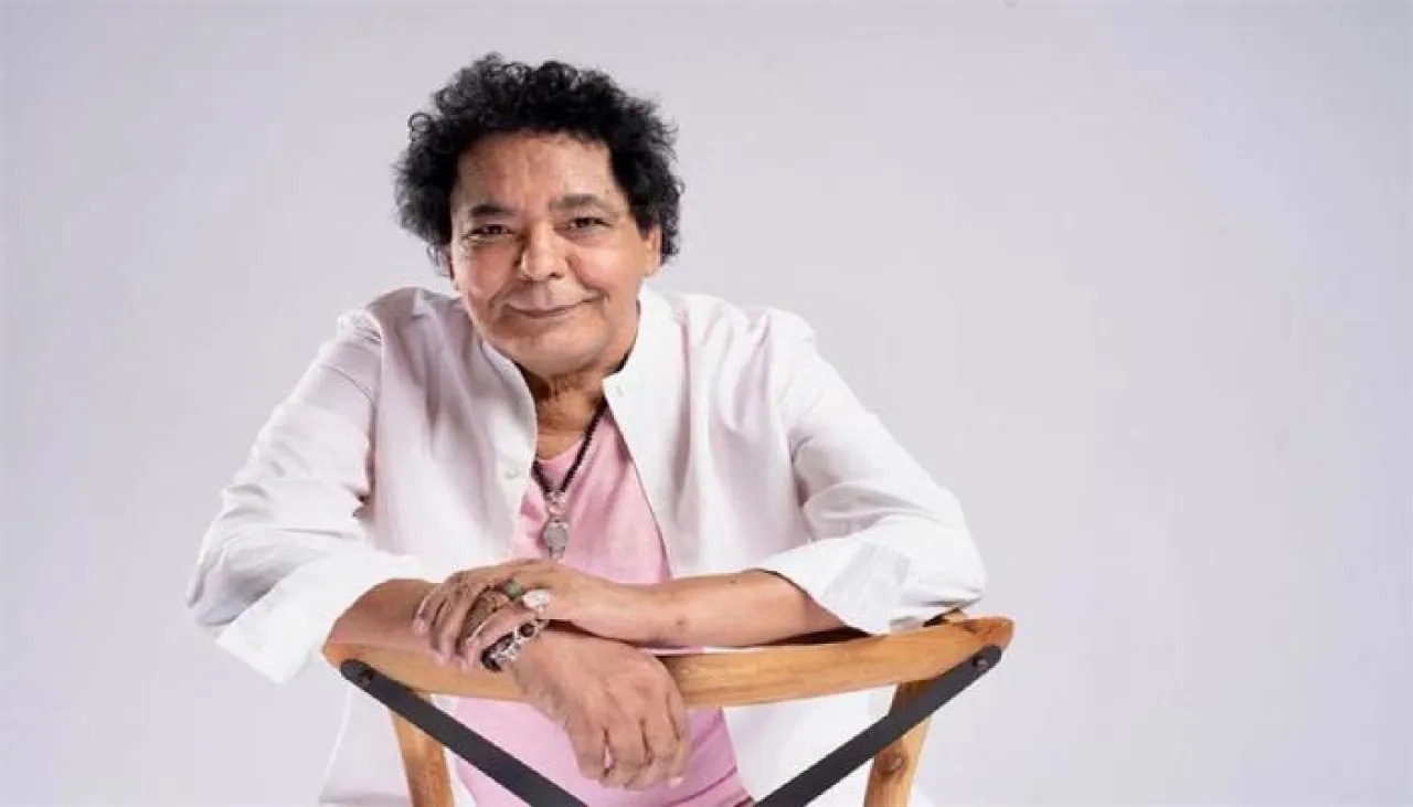 بعد أزمة صحية ..  محمد منير في ألمانيا لإجراء فحوصات طبية