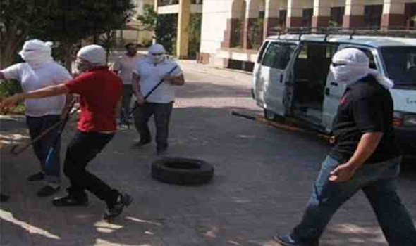 "كنترولية" باصات يعتدون على اعتصام الطلبة في جامعة آل البيت