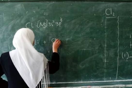 معلّمو مدارس الزعتري يداومون منذ 23 آب بلا كتب تكليف ..  إلى متى تستمر الأزمة؟