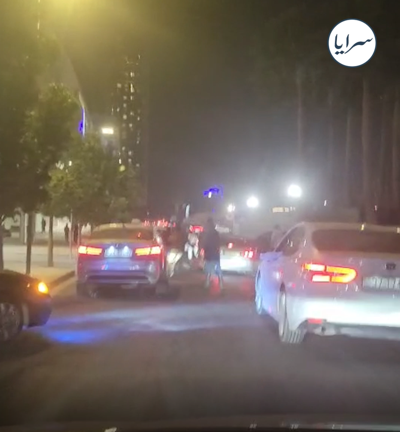 "مشاهد صادمة من شارع حيوي في عمّان" ..  أطفال ينزلقون بين السيارات في مشهد خطير - فيديو