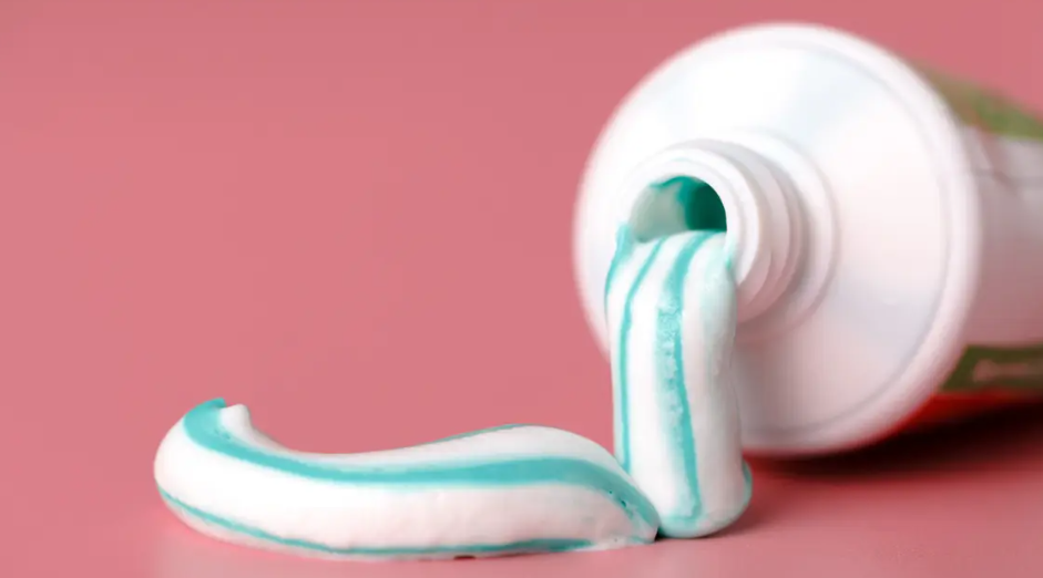 6 مكونات في معجون الأسنان يجب تجنبها