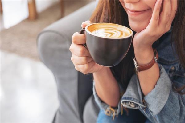 لماذا يشعر البعض بالنعاس بعد شرب القهوة؟ ..  طبيب يكشف الأسباب