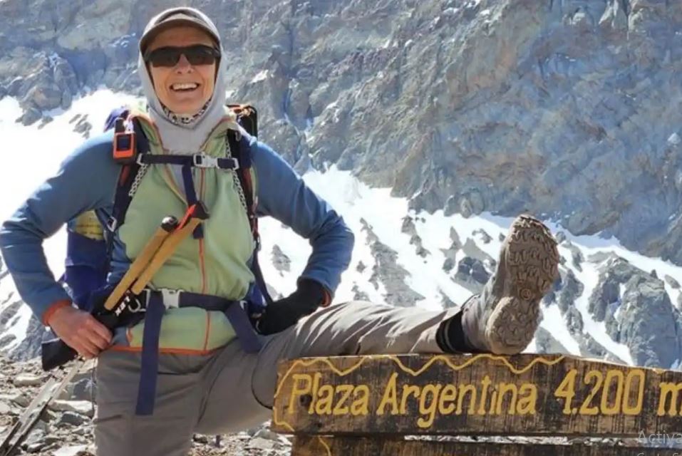 بعد وفاة زوجها ..  امرأة تتحدى قمة ايفرست في عمر الـ63  