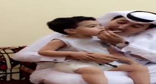 بالفيديو: سعودي يضع سيجارة في فم طفل ..  وهذا رد والده!