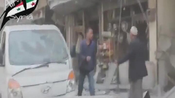 بالفيديو  ..  ردة فعل السوريين على براميل الأسد الحارقة "سنحولكم إلى أشلاء"