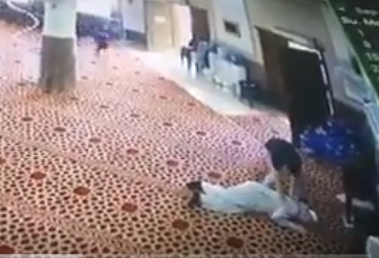 بالفيديو ..  شاهد لحظة وفاة مؤذن داخل مسجد في اربد