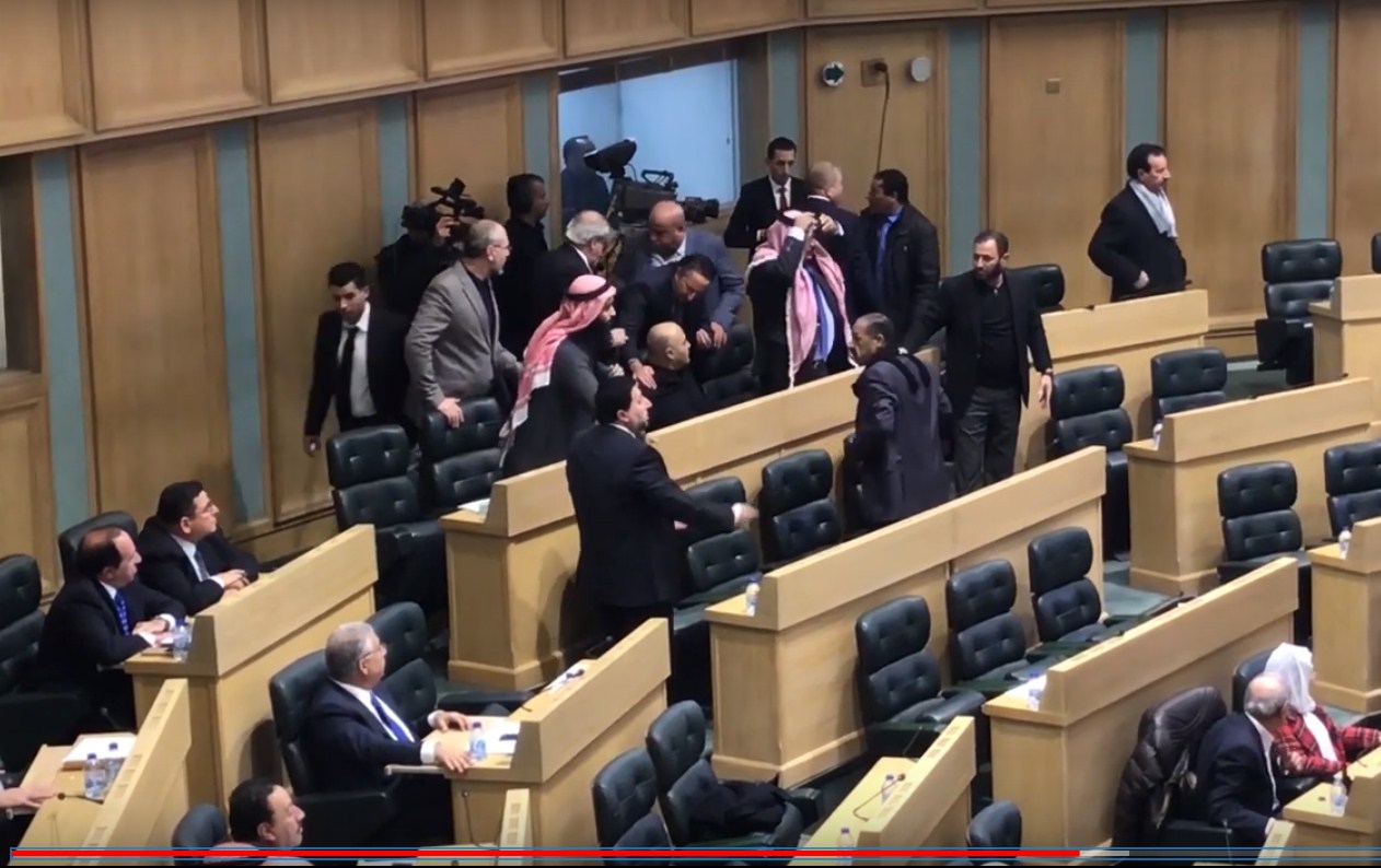 بالفيديو  .. لحظة هجوم النائب الحباشنة على النائب الشوابكة تحت قبة البرلمان 