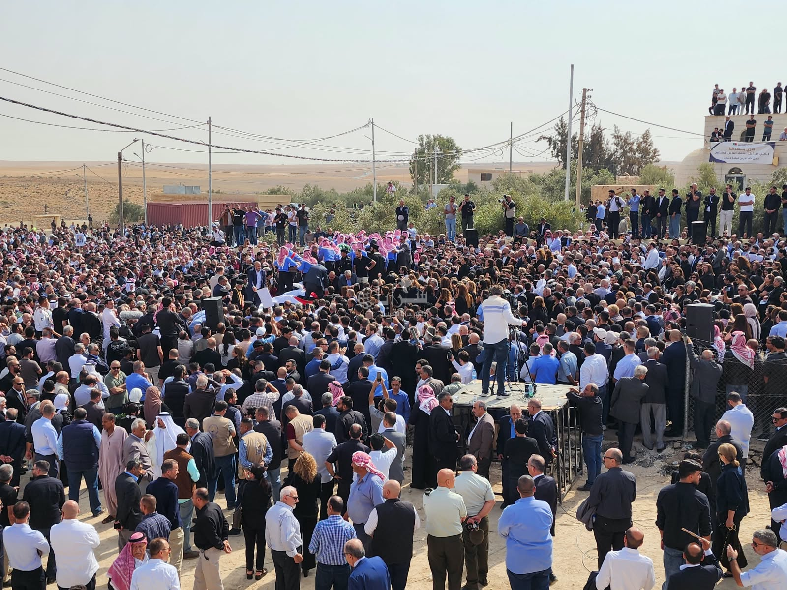 بالصور ..  الأردنيون يشيعون جثامين شهداء كنيسة حمود