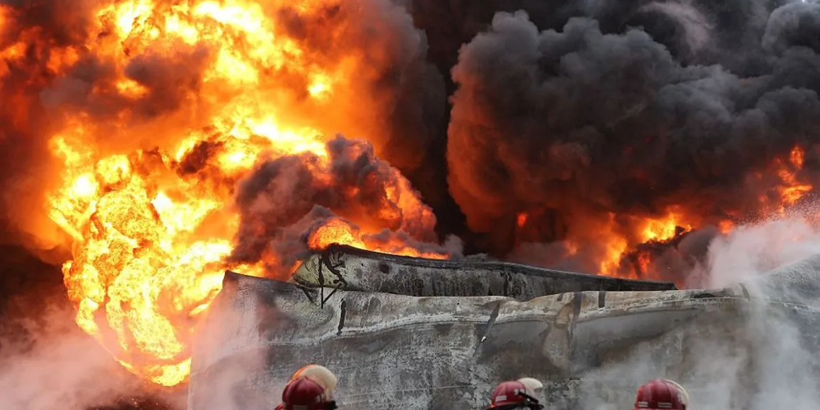 الدفاع المدني يتعامل الآن مع حريق داخل مصنع كيماويات في إربد #سرايا 