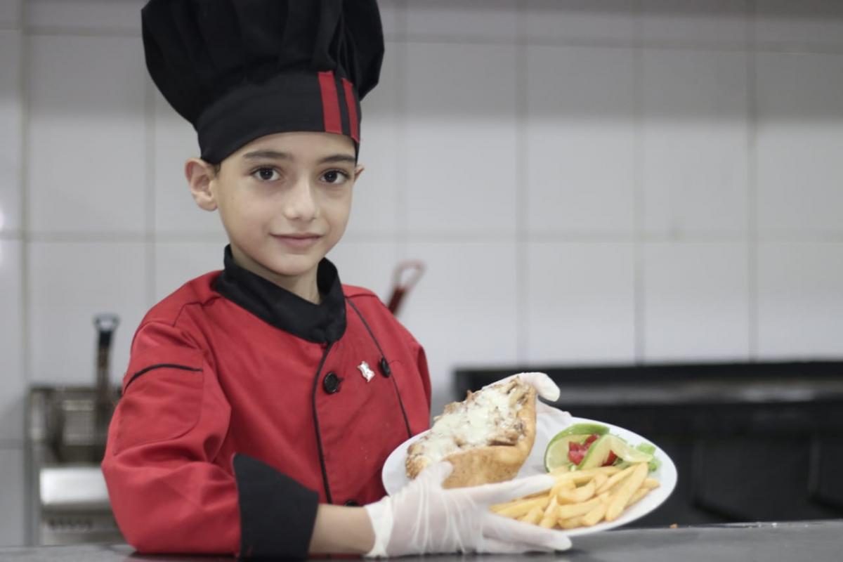 بالصور ..  أصغر شيف فلسطيني يحلم بالعالمية والنجاة من السرطان