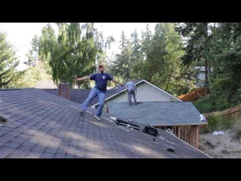 بالفيديو .. عامل بناء يرقص على سقف مائل