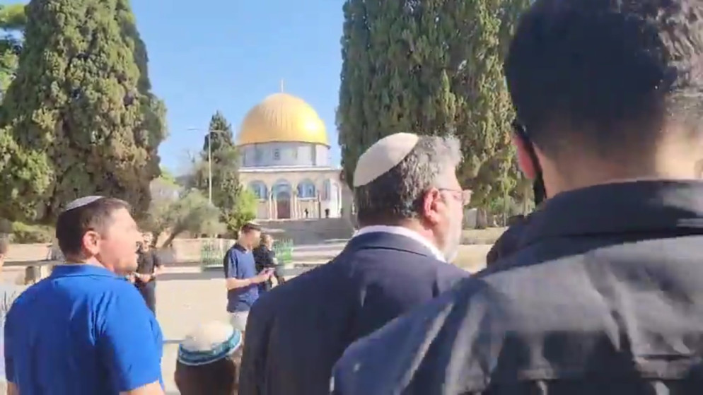 بن غفير يؤدي طقوسا تلمودية مع مستوطنين داخل باحات المسجد الأقصى
