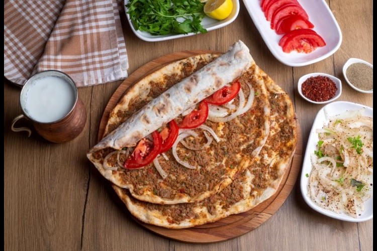 صفيحة اللحم بالصنوبر على الطريقة الشامية