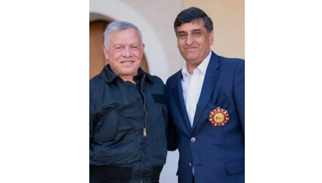 جلالة الملك عبدالله الثاني يمنح السيد رعد محمد عوض التميمي/الموظف في الديوان الملكي العامر مدالية اليوبيل الفضي لجهوده المتميزة وإخلاصه.