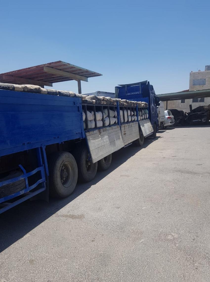 الجمارك تحبط تهريب شاحنة ملابس ورسيفرات
