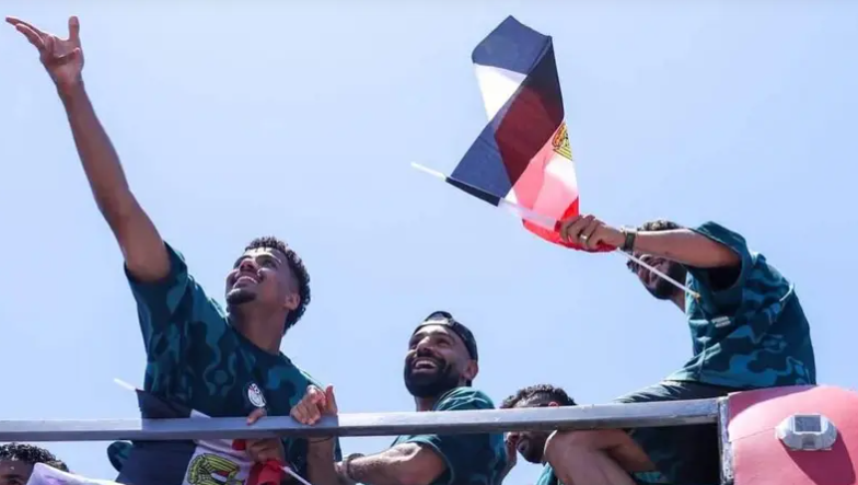 استقبال جماهيري حاشد للمنتخب ..  ووعد من صلاح للمصريين